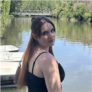 Diseño y costura a máquina y a mano para cualquier persona que quiera aprender a diseñar y crear sus propias prendas desde cero.